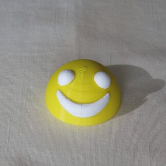 Hymiö 5., väri: keltainen/valkoinen, leveys: 50mm, korkeus: n. 30mm