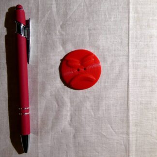 Koristenappi 8, väri: punainen, halkaisija: n. 4cm, paksuus n. 6mm