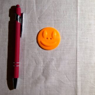 Koristenappi 9, väri: neonoranssi, halkaisija: n. 4cm, paksuus n. 5mm