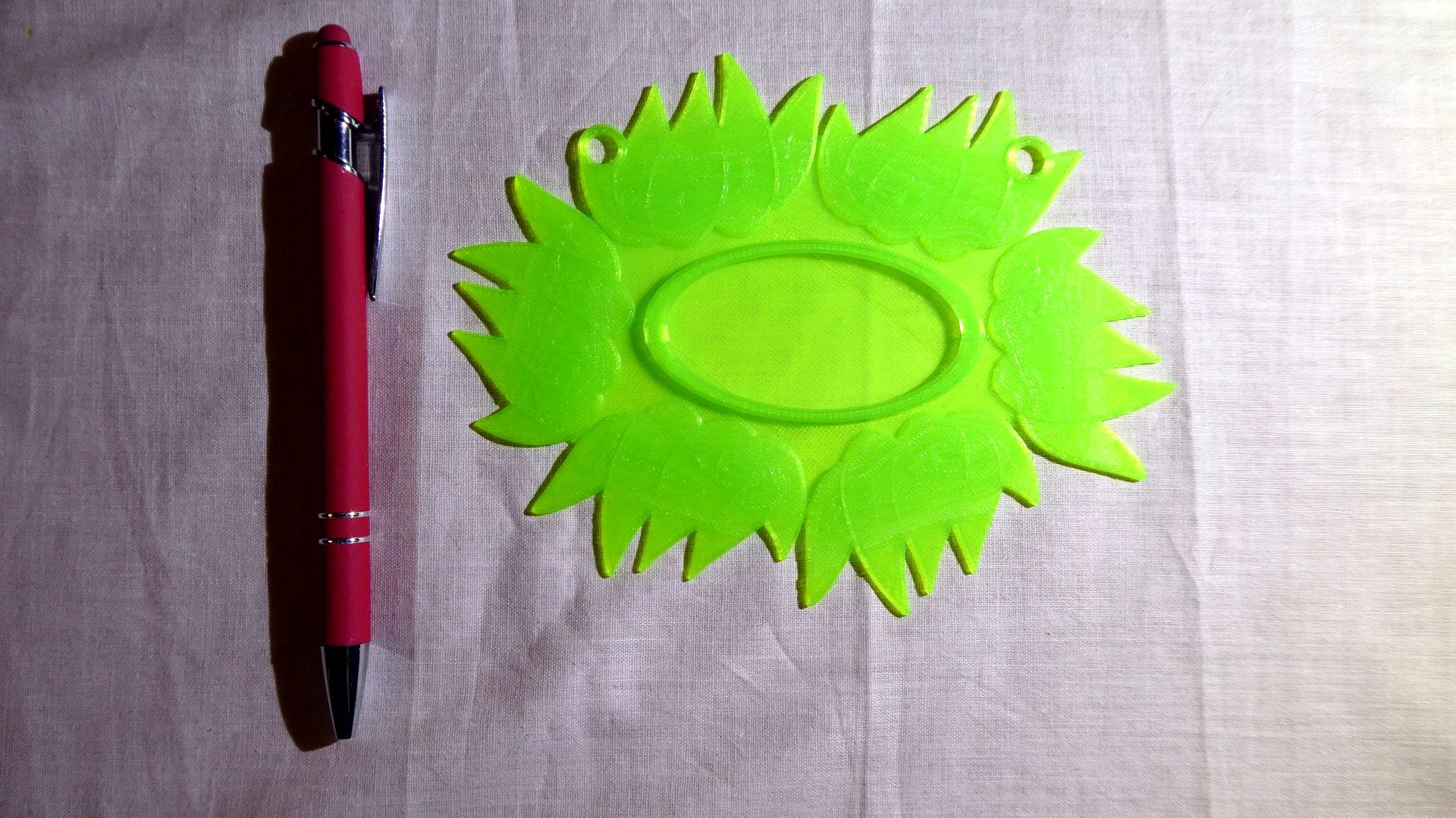 Koristekehys 2, väri:vihreä läpikuultava, koko: n. 15x11x0,6 cm, soikea tekstipaikka: n. 6cm leveä 3cm korkea