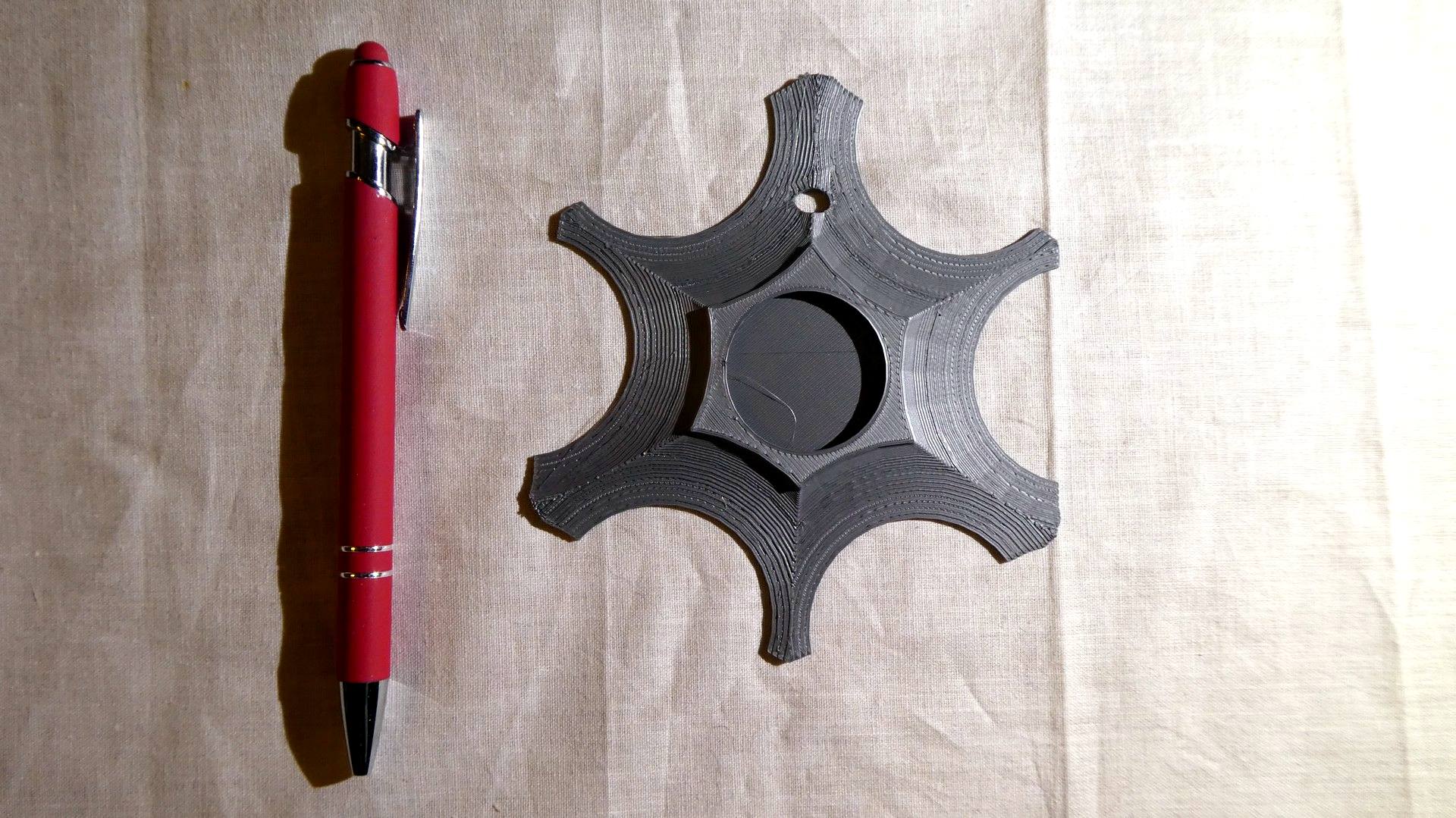 Koristekehys 6, väri: hopea, koko: halkaisija n. 12cm, paksuus n. 6mm, sisäkehys: halkaisija n. 32mm