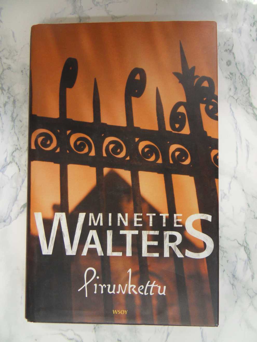 Pirunkettu, Minette Walters