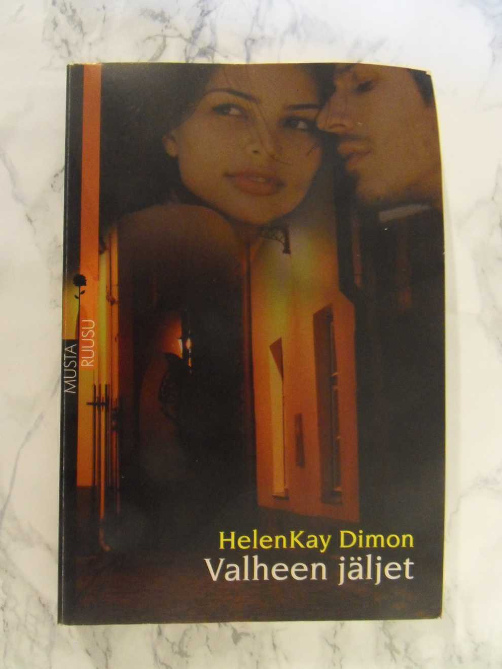 Valheen jäljet, HelenKay Dimon