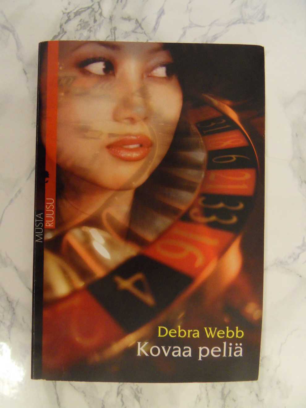 Kovaa peliä, Debra Webb