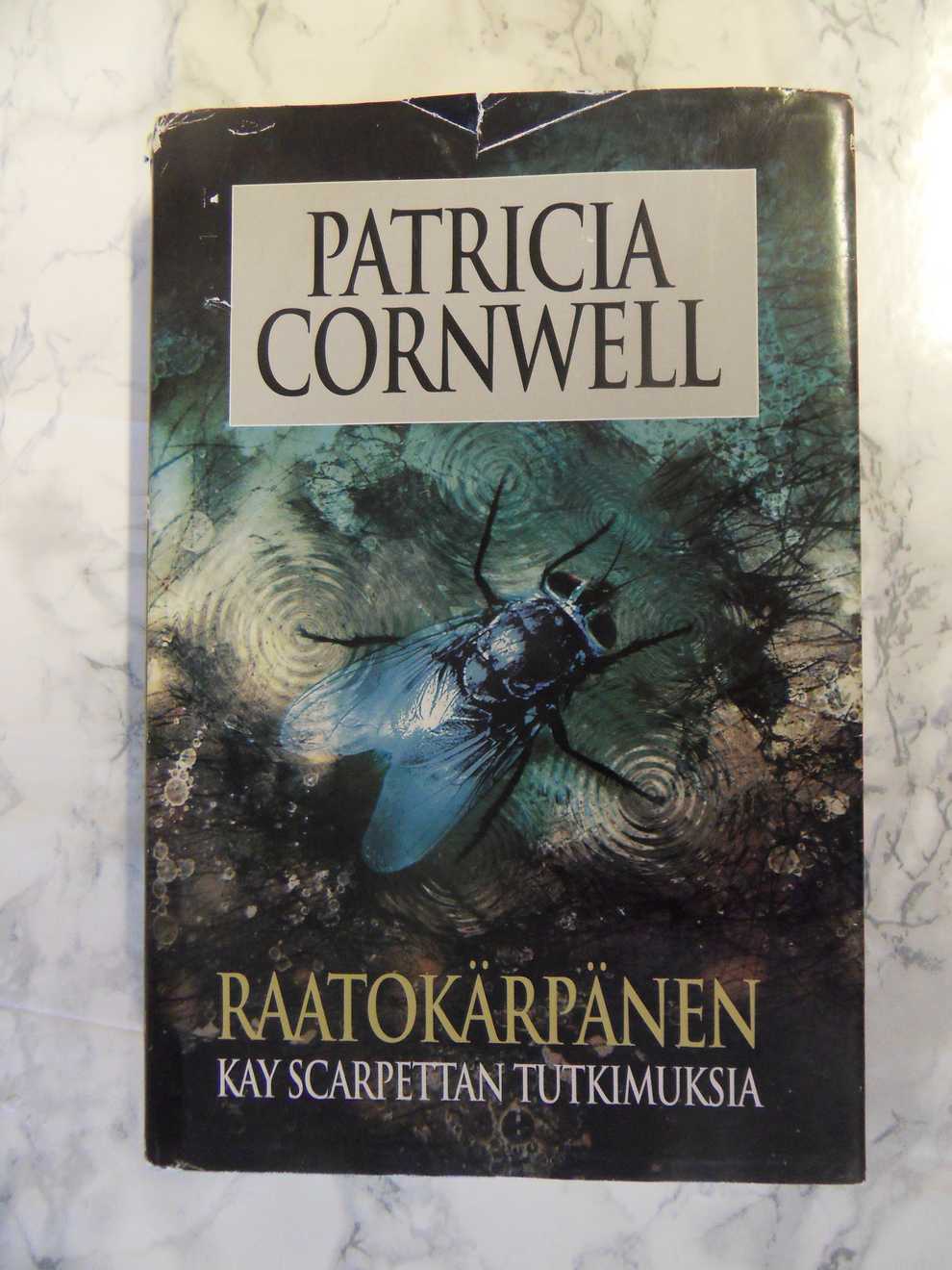 Raatokärpänen, Patricia Cornwell