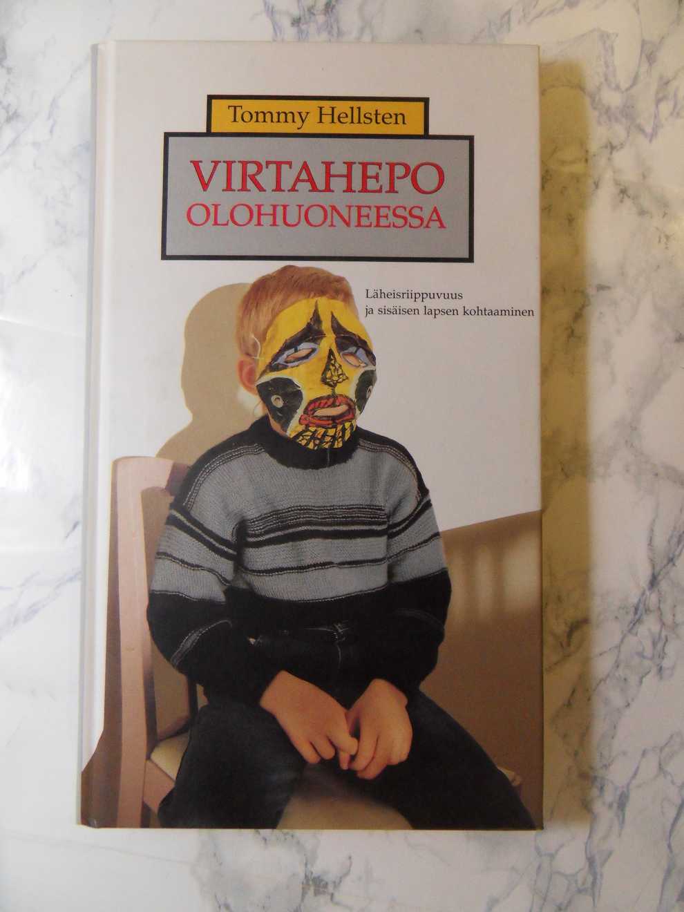 Virtahepo Olohuoneessa, Tommy Hellsten