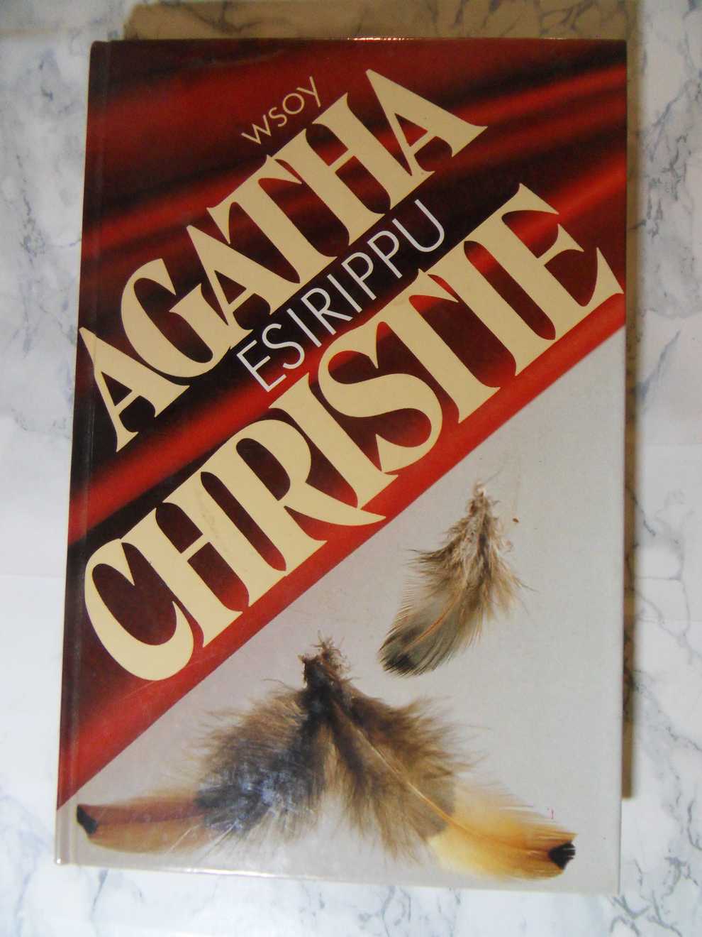 Esirippu, Agatha Christie
